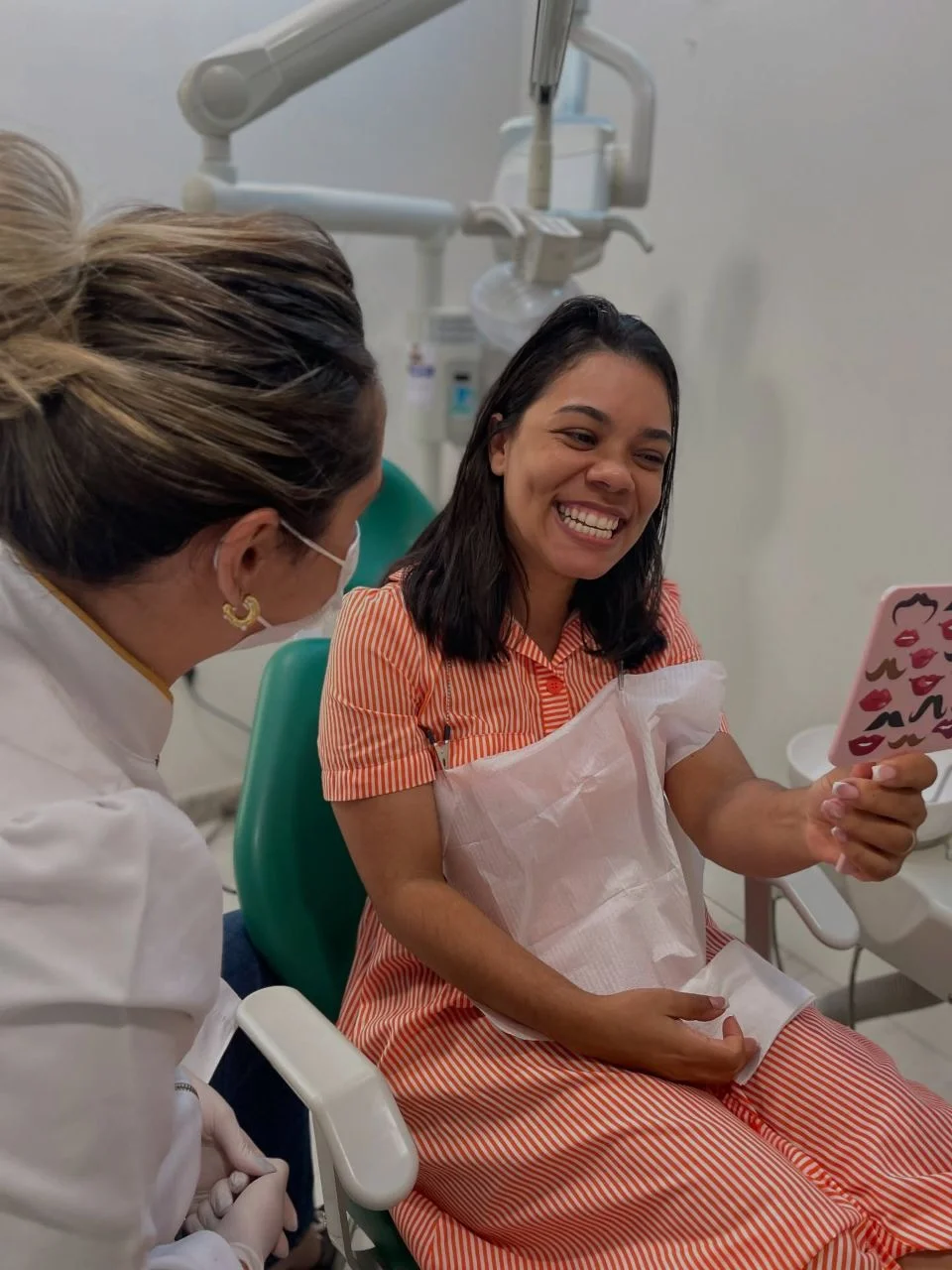 Paciente sorrindo após tratamento
